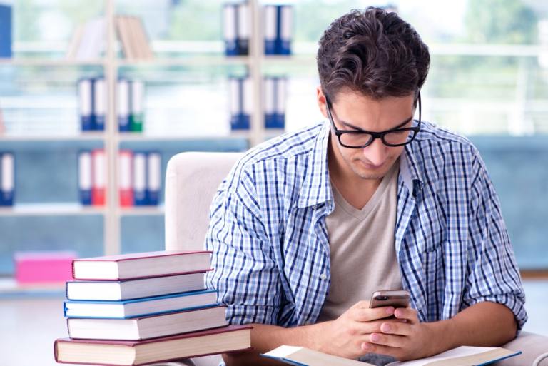 Las bibliotecas de la Comunidad de Madrid activan el envío de SMS para reservas y peticiones de libros